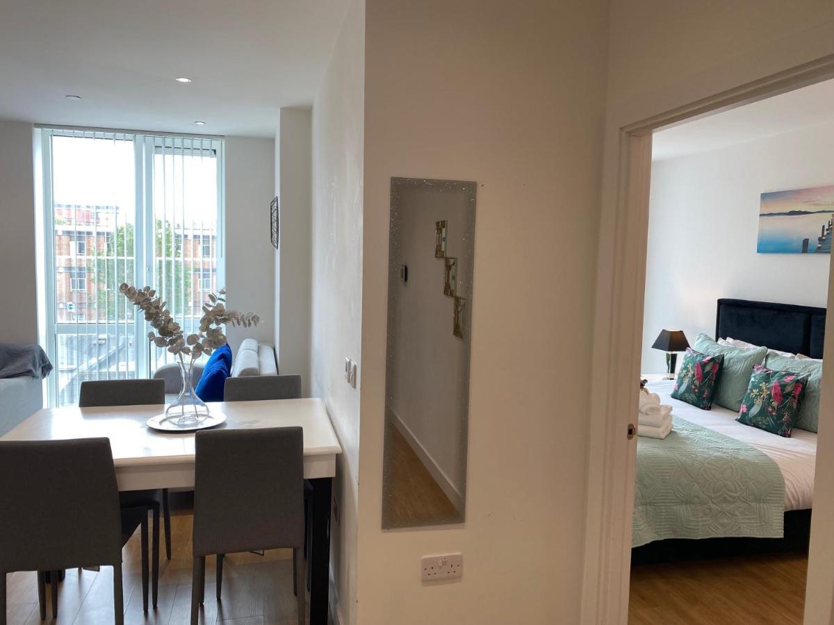 Berks Luxury Serviced Apartments , Free Parking, Free Gym And Free Wifi Bracknell Exterior photo